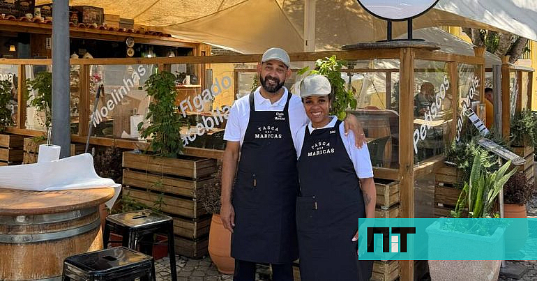 O Léo e a Maiara, de avental da Tasca dos Maricas, sorridentes em frente à esplanada.